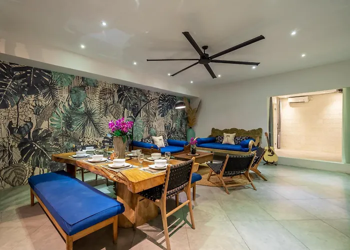 Alchemy Private 4 Bedroom Eat Street 10 Steps To Revolver Cafe * Seminyak (Bali)