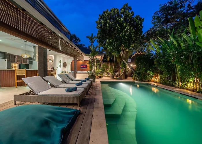 Alchemy Private 4 Bedroom Eat Street 10 Steps To Revolver Cafe * Seminyak (Bali)