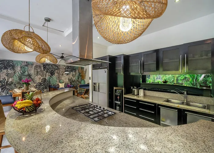 Alchemy Private 4 Bedroom Eat Street 10 Steps To Revolver Cafe Villa