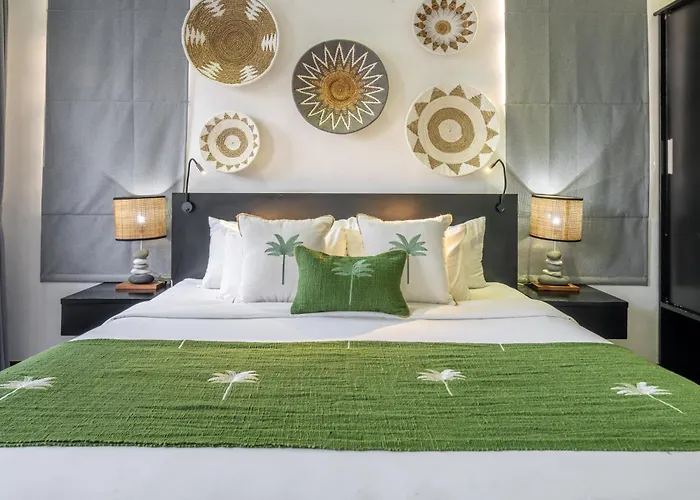 Alchemy Private 4 Bedroom Eat Street 10 Steps To Revolver Cafe Villa Seminyak (Bali)