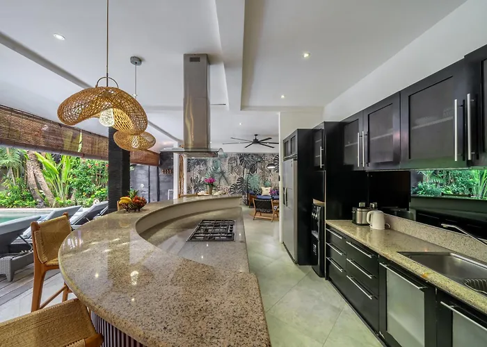 Villa Alchemy Private 4 Bedroom Eat Street 10 Steps To Revolver Cafe Seminyak (Bali)