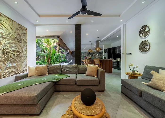 Alchemy Private 4 Bedroom Eat Street 10 Steps To Revolver Cafe Seminyak (Bali)