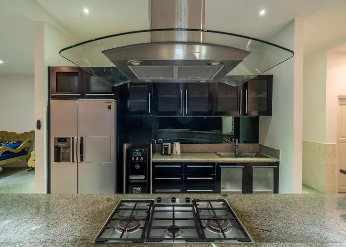Alchemy Private 4 Bedroom Eat Street 10 Steps To Revolver Cafe Villa *