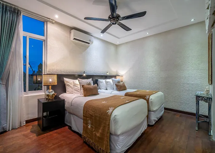 Alchemy Private 4 Bedroom Eat Street 10 Steps To Revolver Cafe *