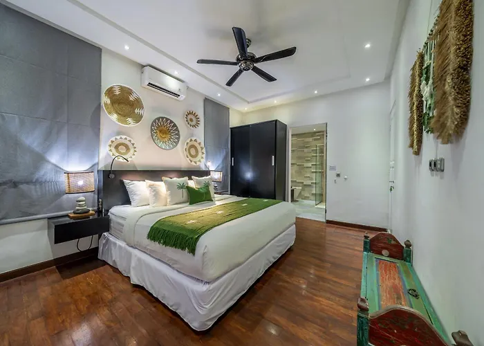 Alchemy Private 4 Bedroom Eat Street 10 Steps To Revolver Cafe Seminyak (Bali)