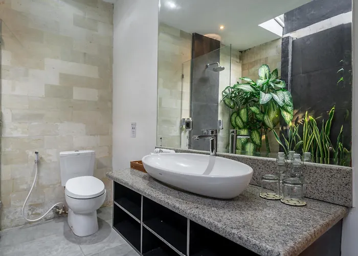 Alchemy Private 4 Bedroom Eat Street 10 Steps To Revolver Cafe