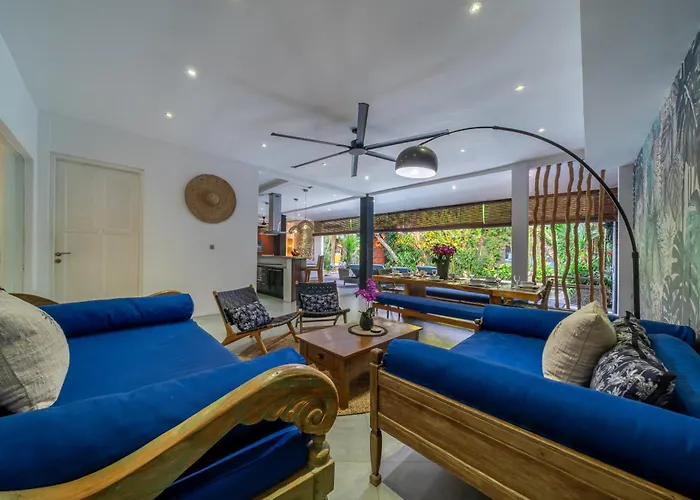Alchemy Private 4 Bedroom Eat Street 10 Steps To Revolver Cafe Villa Seminyak (Bali)