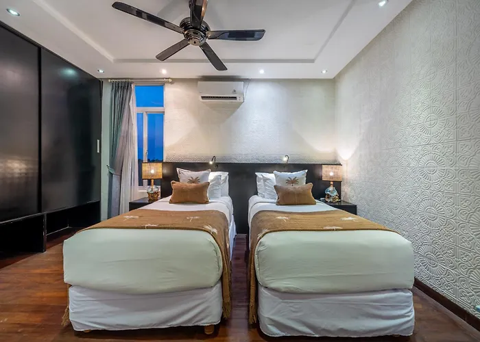 Alchemy Private 4 Bedroom Eat Street 10 Steps To Revolver Cafe *