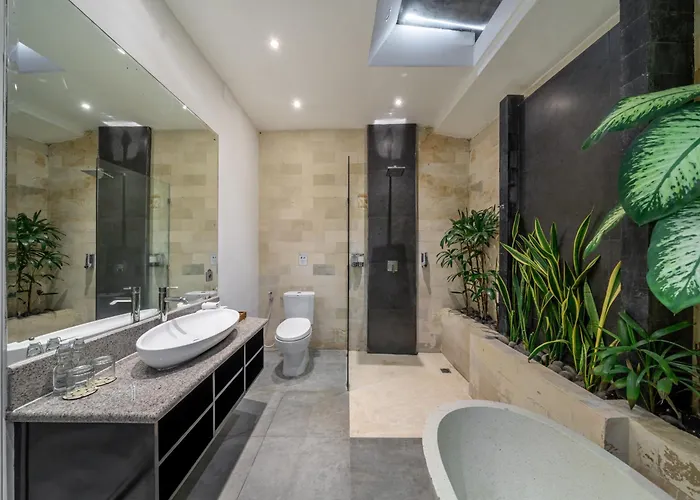 Alchemy Private 4 Bedroom Eat Street 10 Steps To Revolver Cafe