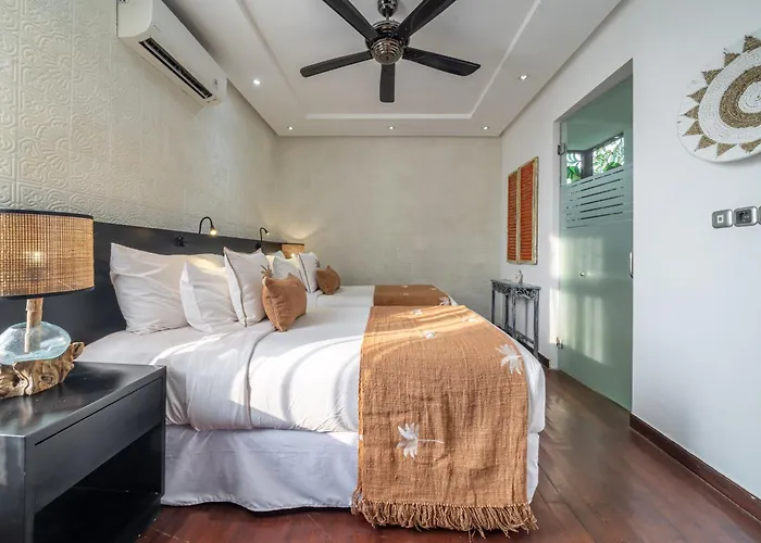 Alchemy Private 4 Bedroom Eat Street 10 Steps To Revolver Cafe Villa *