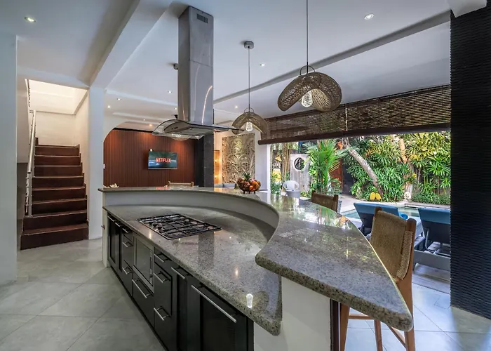 Villa Alchemy Private 4 Bedroom Eat Street 10 Steps To Revolver Cafe Seminyak (Bali)