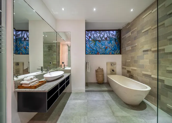 Alchemy Private 4 Bedroom Eat Street 10 Steps To Revolver Cafe Seminyak (Bali)