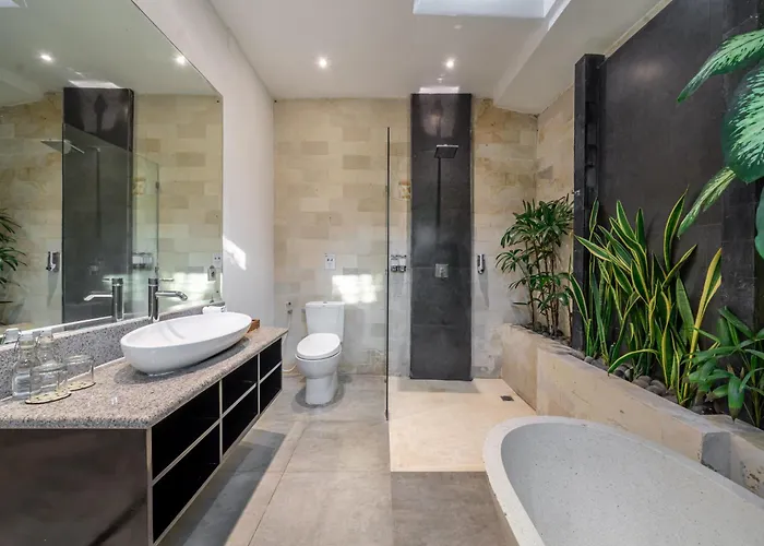 Alchemy Private 4 Bedroom Eat Street 10 Steps To Revolver Cafe Seminyak (Bali)