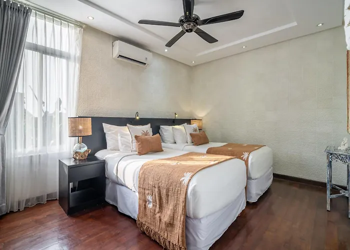 Alchemy Private 4 Bedroom Eat Street 10 Steps To Revolver Cafe * Seminyak (Bali)