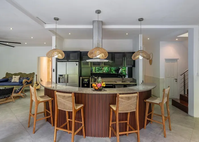 Alchemy Private 4 Bedroom Eat Street 10 Steps To Revolver Cafe